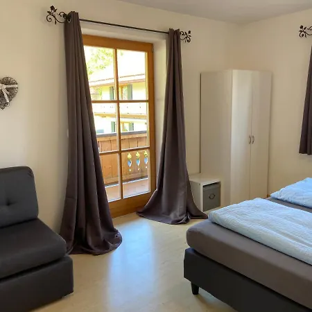 Bergblick Fuer Bis 13 Oder 14 Personen Mit 5 Schlafzimmer Und 3 Baeder Unterammergau